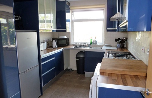 South Richmond Apartment | Sunlit 2-Bedroom Apartment, Central Richmond, Sleeps 4 - from Shipplets