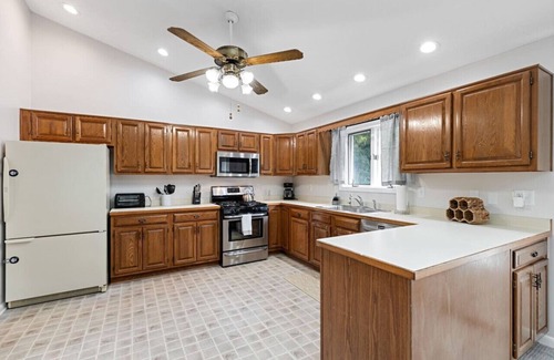 Penfield House | Sunlit 3BDRM in Central Penfield
