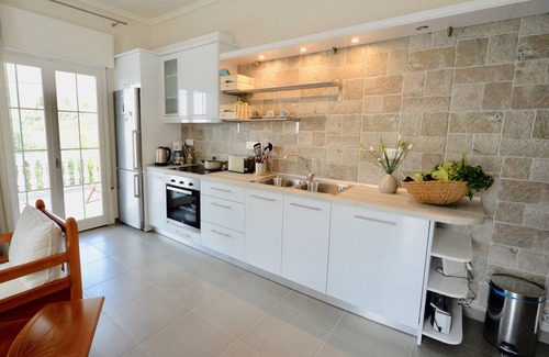 Palaio Tsifliki Apartment | Sunlit, newly renovated apartment with 20sqm balcony and sea view