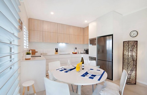 Noosaville Apartment | Sunny 2 bedroom 1 bathroom, north facing balcony free use bikes & kayaks & wifi