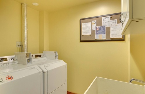 Powderhorn Park Apartment | Sunny 2 bedroom roost