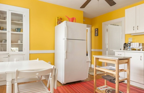 North Cambridge House | Sunny and immaculately clean 3 bed/2 bath - fast wifi - 5 min walk to Alewife T