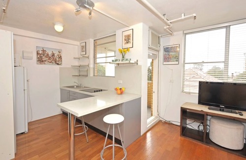 Bondi Apartment | Sunny Bondi Studio with Garage, Balcony and Pool