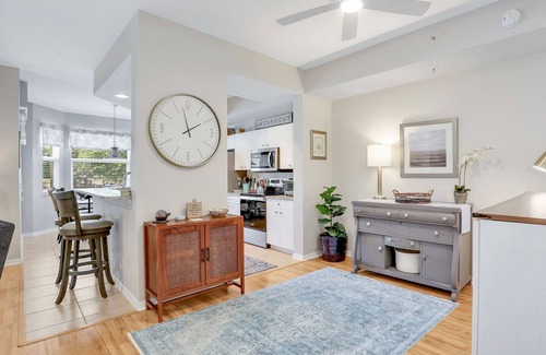 Naples Condo | Sunny, bright 1st Floor 2BR/2Bth - Private Golf, Pickleball, Tennis, more!