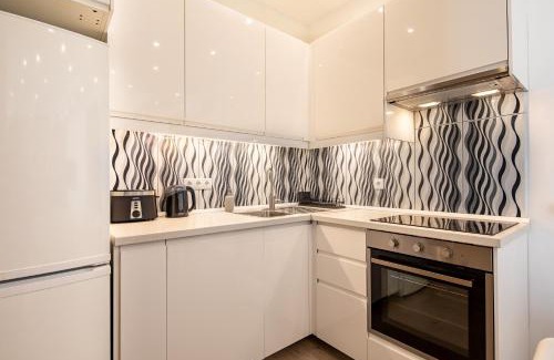 Erzsebetvaros Apartment | Sunny central three bedroom apartment