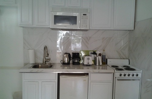 Briarwood Apartment | Sunny, Contemporary 1 Bedroom Apartment With Large Patio