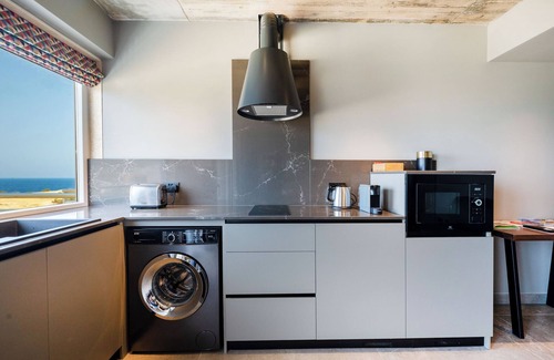 Marsalforn Apartment | Sunny Corner Suite with Sea View and Bath 402