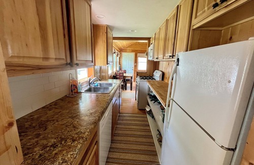 Shawano House | Sunny Cottage - real cabin feel- pets welcome!