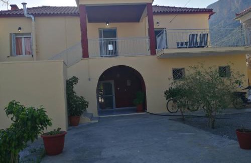 Leonidio Apartment | Sunny cozy House with grand courtyard