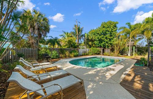 Holmes Beach House | Sunny Daze
