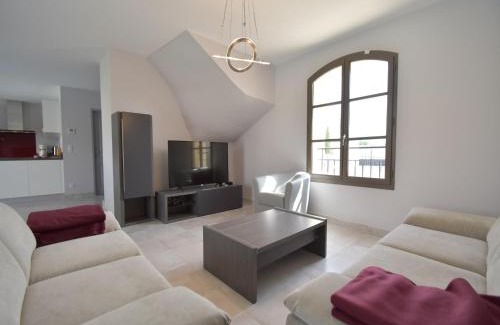 Garrigues-Sainte-Eulalie Villa | Sunny Villa Retreat in Uzès