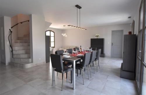 Garrigues-Sainte-Eulalie Villa | Sunny Villa Retreat in Uzès