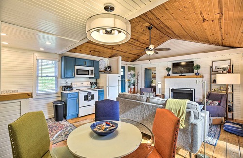 Williamstown Cabin | ‘Sunny Hill Cottage’ Dry Ridge Escape w/Deck!
