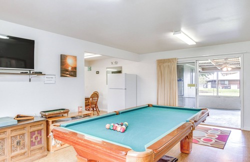 Hilo House | Sunny Hilo Home w/Game Room: Walk to Golf Course!