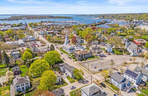 Mystic - New London House | Sunny Historic 3 BR Townhouse in Downtown Mystic