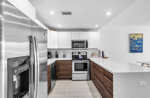 Sunny Isles Beach Apartment | Sunny Isles 2BR Ocean View, 1 Block from the Beachn