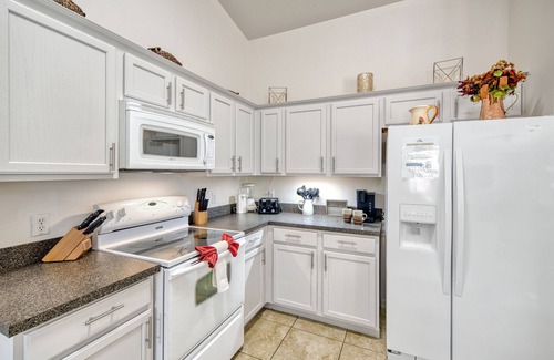 Sandy Ridge Villa | Sunny lake view villa -south facing pool -4 Beds, 2 en-suites near major parks