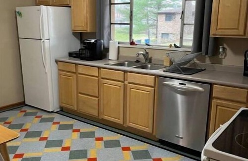 Edwardsville Apartment | Sunny Mid-Century Modern duplex with a garage