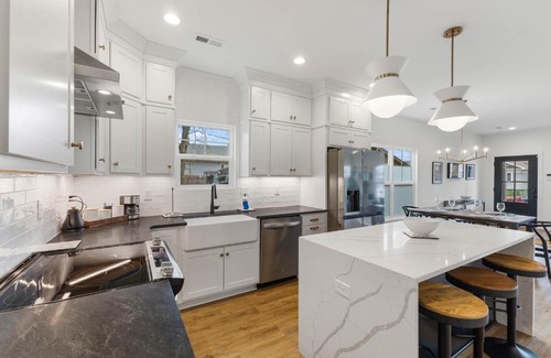 Jeffersonville House | Sunny & modern Derby house