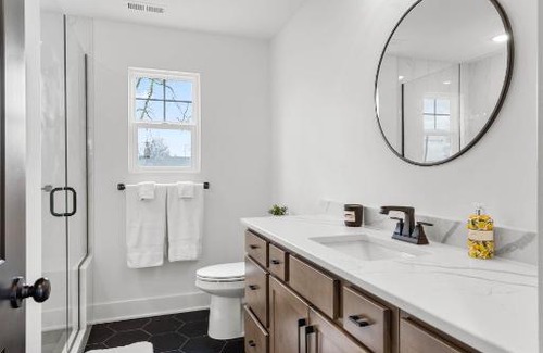 Jeffersonville House | Sunny & modern Derby house