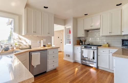 Glen Highlands House | Sunny Montclair Retreat: Charming 3 Bedroom Home.nn