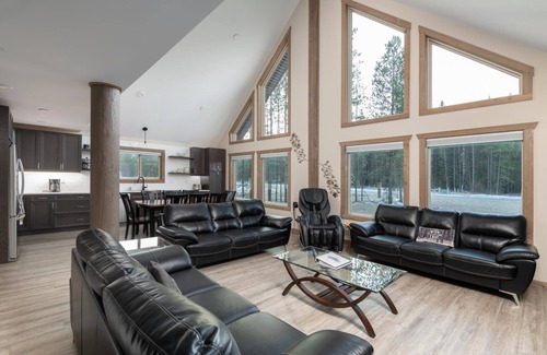 Valemount House | Sunny Peaks Cabin Rental