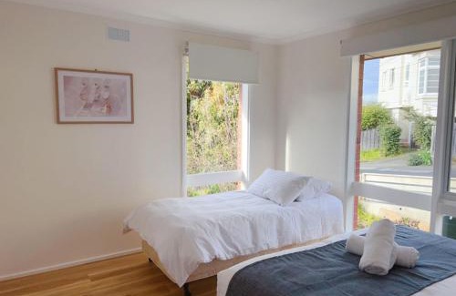 Dynnyrne Villa | Sunny Retreat House