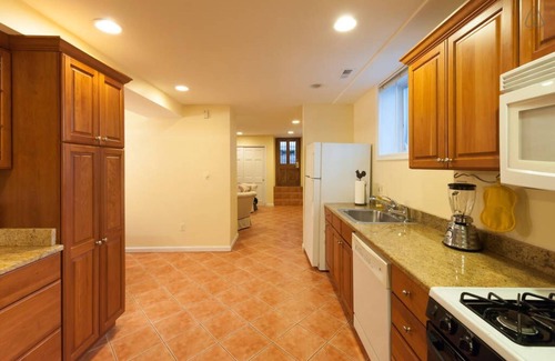 Stanton Park Apartment | Sunny, Roomy Apt/Free Parking/Sleeps 5!