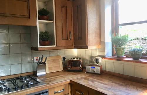 Alphington House | Sunny Secret Garden 3 bed Cottage Near Exeter. Village Location