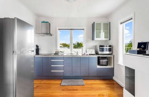 Henderson Apartment | Sunny Side Getaway with views and deck