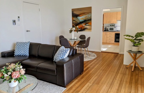 Allambie Heights Apartment | Sunny Spacious Suite + Outdoor Spa - close to Manly