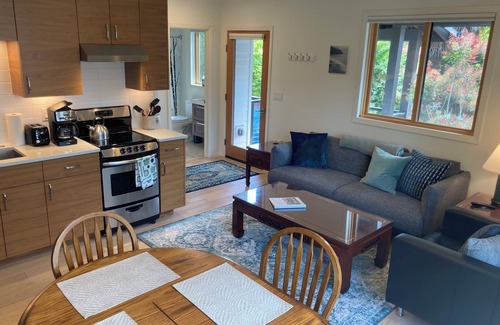 Sellwood-Moreland Apartment | Sunny, spacious, modern apartment offering country + urban life in hip Sellwood
