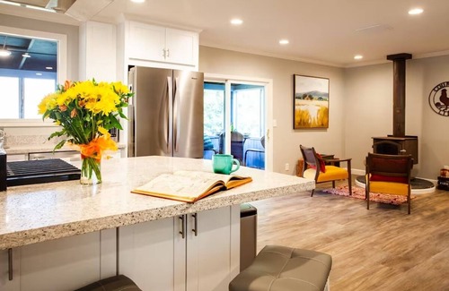 Sebastopol House | Sunny Spacious Wine Country Retreat 2BD 2BA