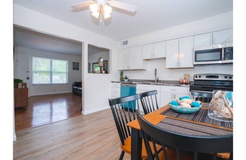 Airport Township Apartment | Sunny SparkingClean King bed Apt- CreveCoeurPark