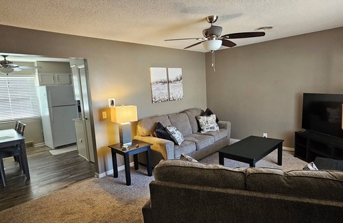 Hebron House | Sunny Stay on Memorial