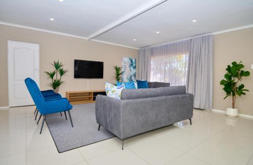 Waterkloof Glen Villa | Sunny villa with pool and garden