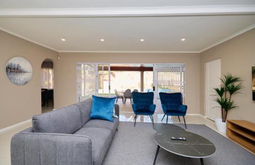 Waterkloof Glen Villa | Sunny villa with pool and garden