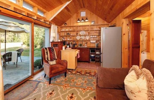 Whitefield House | Sunny Waterfront Cottage on Private Lake