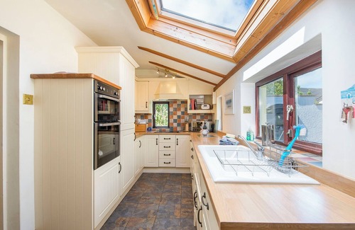 Manorbier Cottage | Sunnybank, holiday property Manorbier, Sleeps 6, 3 bedrooms, bathrooms