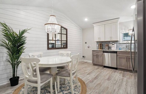 Buckroe Beach House | Sunnyside Inn Back Cottage