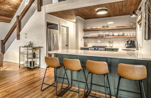 Unaka Cabin | Sunrise and Stardust - Hot Tub | Mountain Views | Screened Porch |