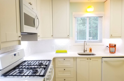Saugatuck Cottage | Sunrise Cottage, Saugatuck. Walk downtown. Clean, crisp, colorful, convenient.