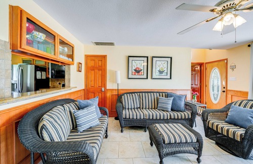 Kerens House | Sunrise Cove RC LLC: Lakefront Home w/2 Casitas!