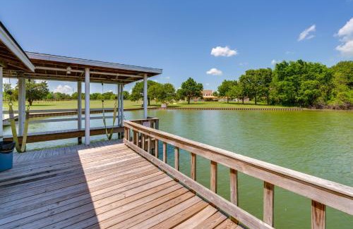 Kerens House | Sunrise Cove RC LLC Lakefront Home with 2 Casitas!