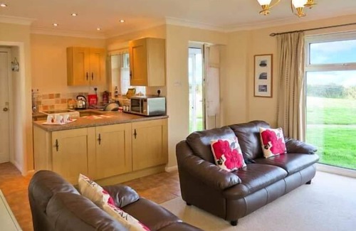 Kessingland Cottage | SUNRISE, family friendly, country holiday cottage in Kessingland