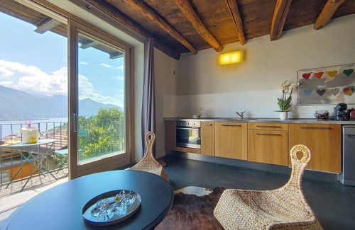 Calozzo Apartment | Sunrise Lodge holiday flat on Lake Como
