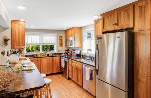 Newburyport House | Sunrise Paradise: 360degree sunset & sunrise views, roof deck, garden dining, grill, AC