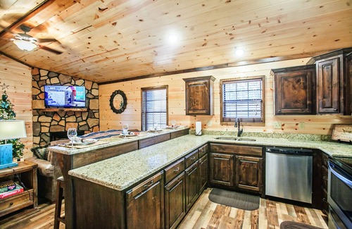 Octavia Cabin | Sunrise Sanctuary: Amazing Mountain Sunrise View,Hot Tub,Hammock,Fireplace