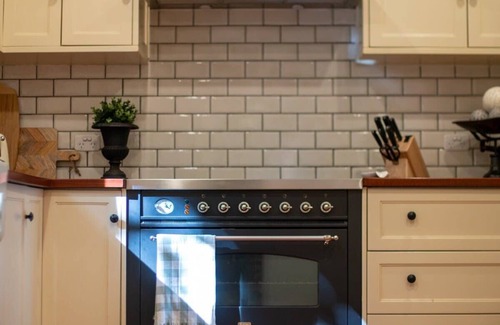 Stirling Cottage | Sunroom, Stirling Hotel - 5 min walk, Fireplace