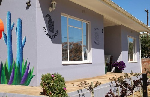 Barrydale Apartment | Sunset Cottage - Cheerful 1 Bedroom Cottage